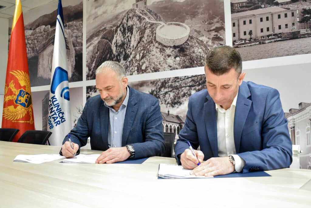 Vladimir Ivanović, direktor CEDIS-a i dr Aleksandar Radović, direktor KCCG prilikom potpisivanja